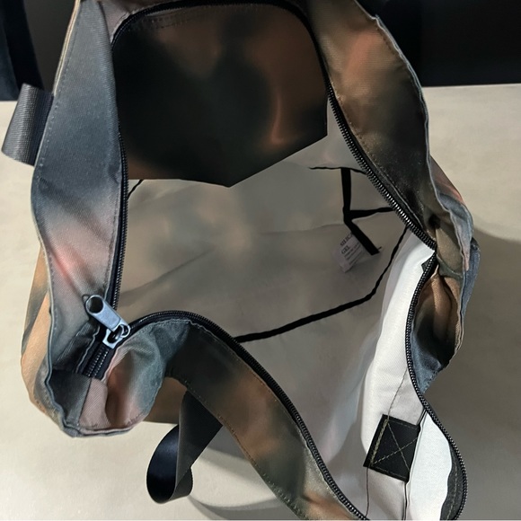 PINK NWT Large Weekender Tote in Camouflage - Picture 6 of 7